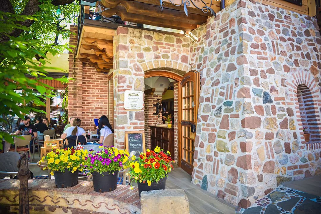 Usluga i bašta restorana Apis