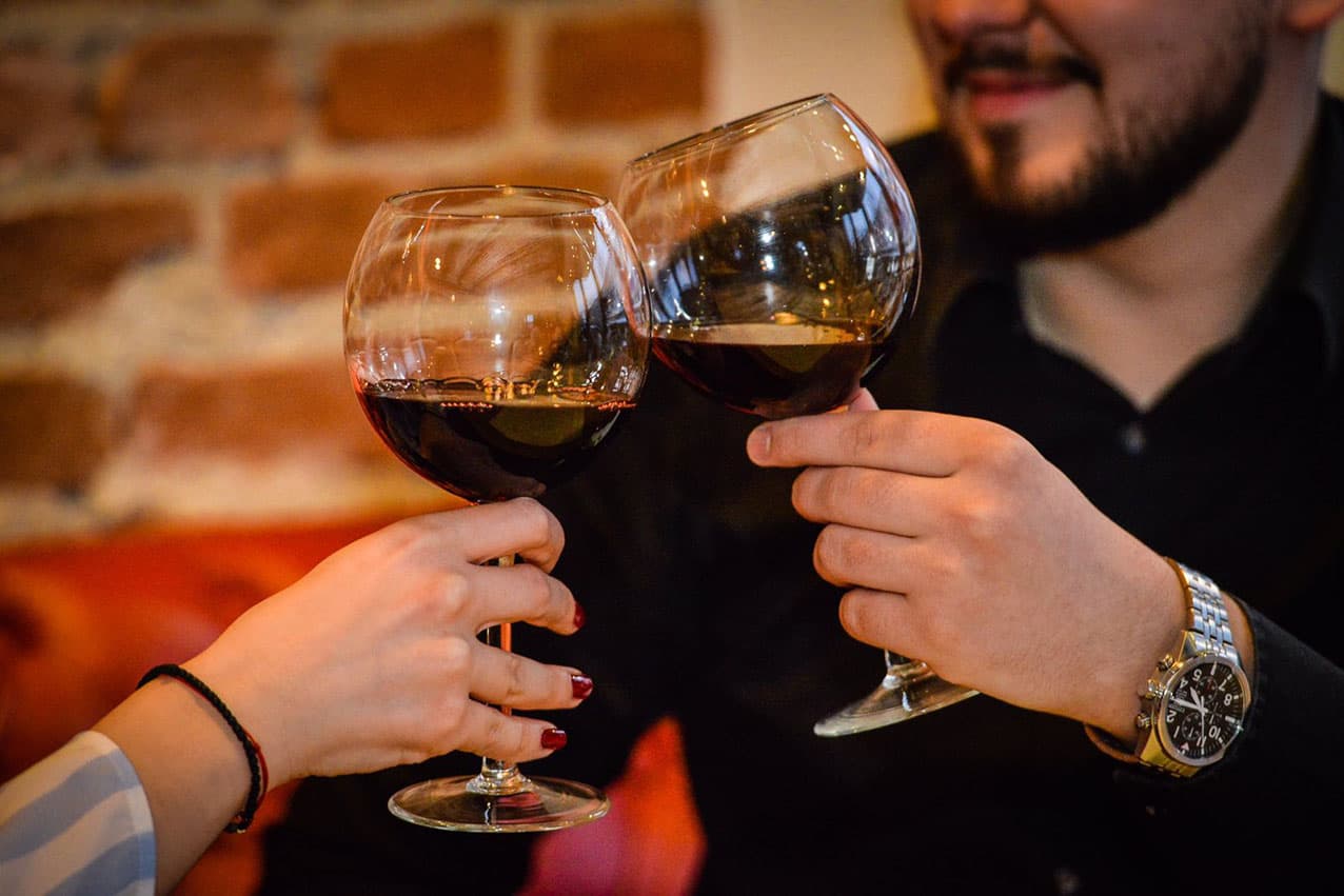 Čaše crvenog vina u Apisu
