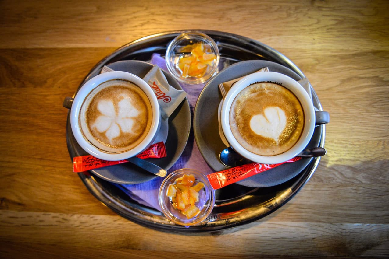 Kafa sa mlečnom penom u Apisu