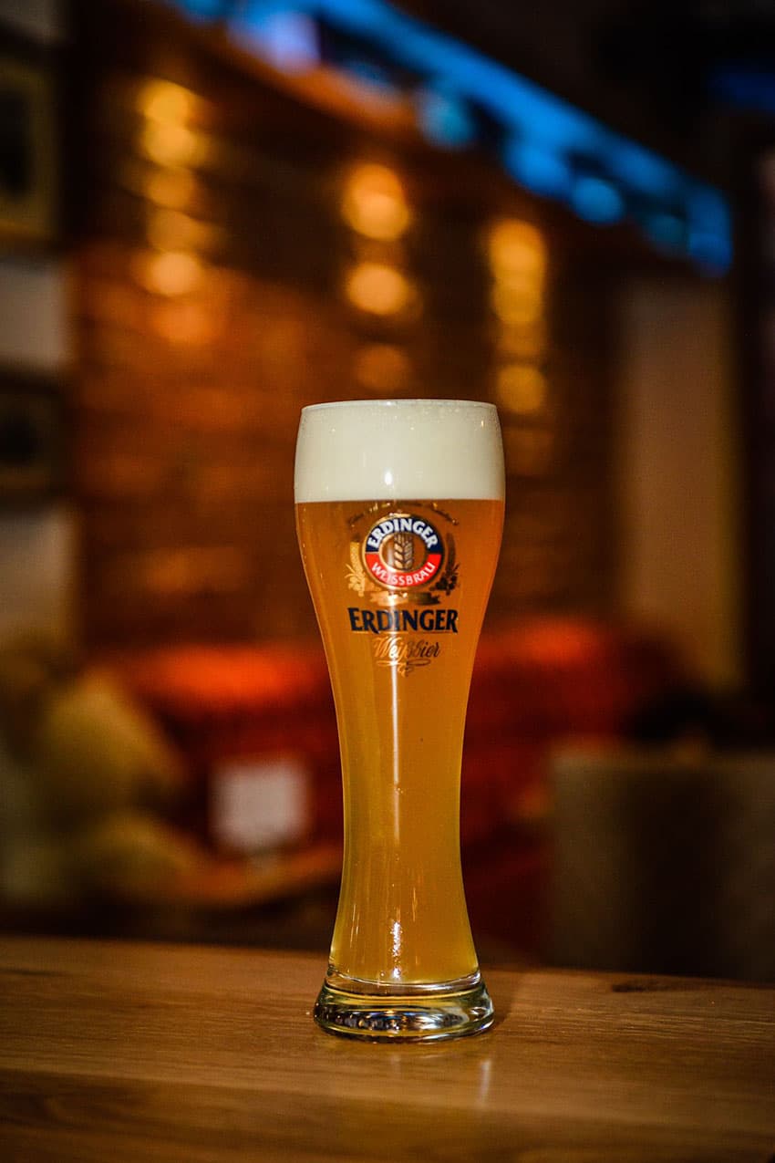 Čaša Erdinger piva u Apisu